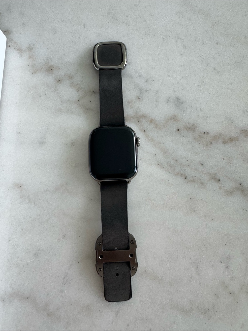 Apple Watch Series 10 Titanium 42mm GPS + Cellular + Modern Buckle